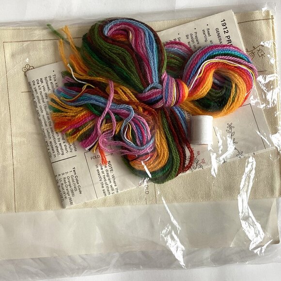 Vintage The Creative Circle Embroidery Kit # 1912 Pretty Parcels Floral Sachets - Picture 3 of 4